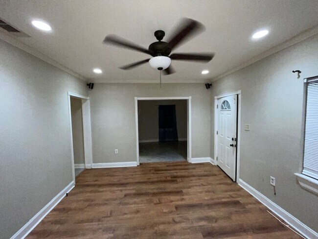 Building Photo - 3 bedrooms 1 bath