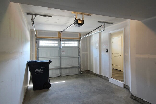 Building Photo - Never-Lived-In Luxury: Modern 3-Level Living + Garage in Orchard Ridge