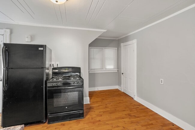 Building Photo - 617 W 8th Ave