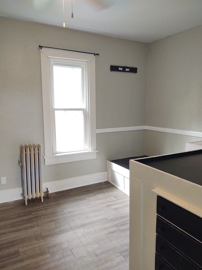 Building Photo - Very Large 4 Bedroom 2 Bath House