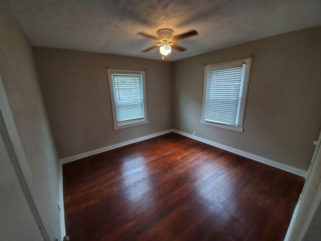 Building Photo - 4 Bedroom 1 Bath Home