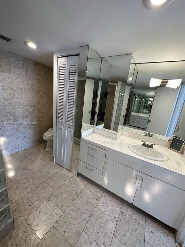 Building Photo - 1440 Brickell Bay Dr