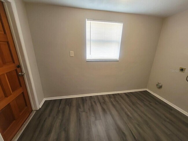 Building Photo - 10920 Oakdale Ave