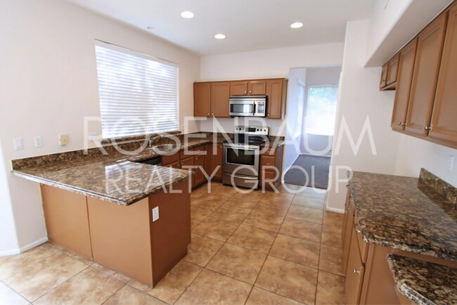 Building Photo - 5-beds, 3-baths Waterfront home in Gilbert...