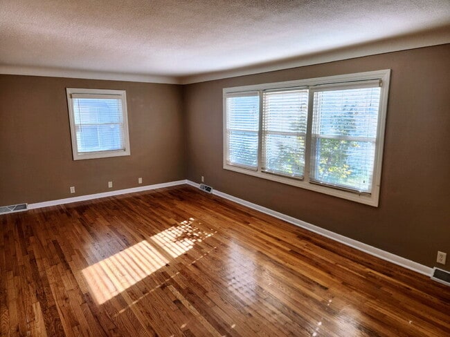 Building Photo - 5513 Forest Ave