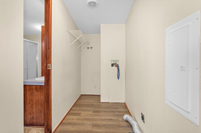 Building Photo - 11261 Rose Rd