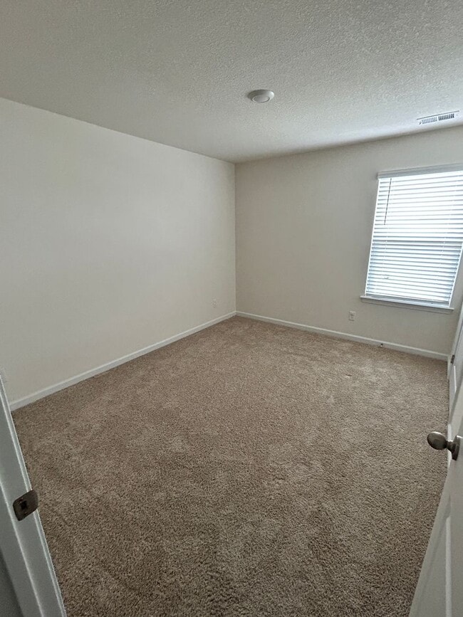 Building Photo - 632 Clay Dr
