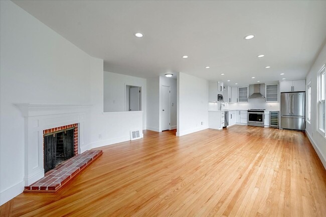 Building Photo - Light Filled Newly Remodeled Home w/ Fanta...