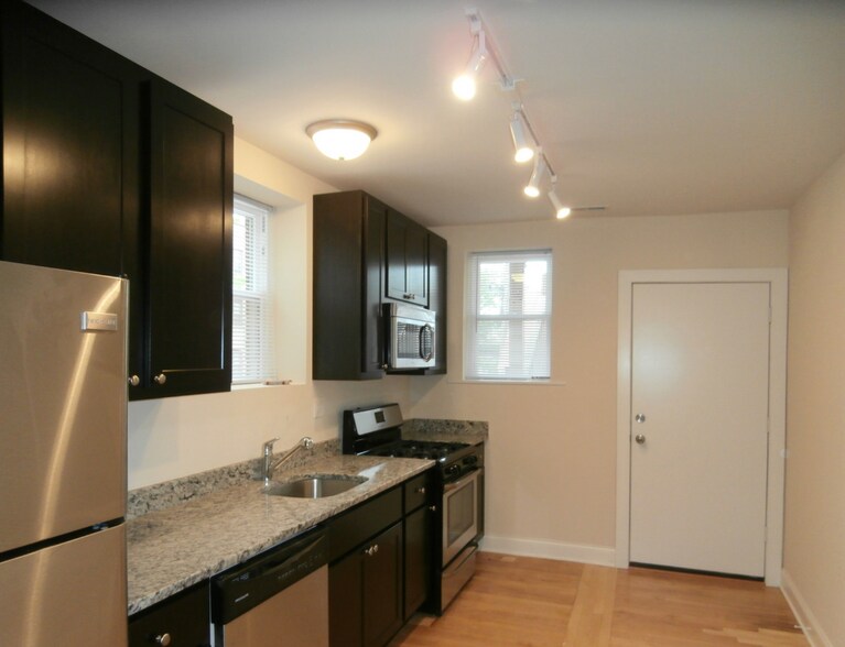 Building Photo - 2508 W North Shore Ave