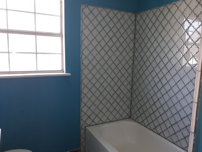 Upstairs Bathroom. - 2021 Santa Rosa St