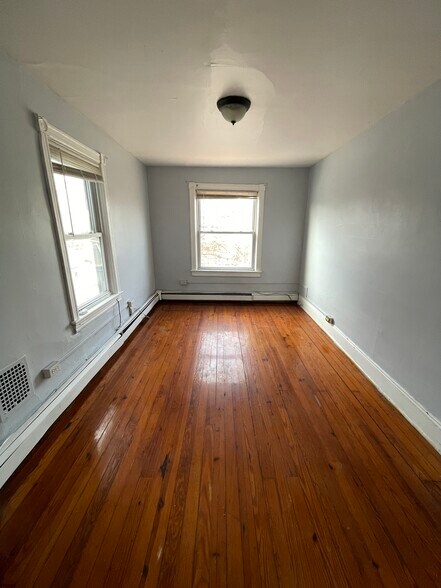 bedroom - 1850 S Clinton Ave