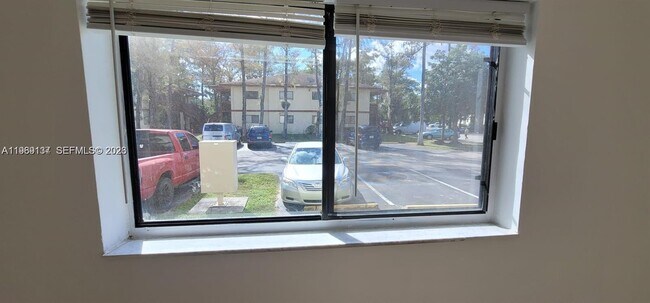 Building Photo - 2026 NW 43 Terrace