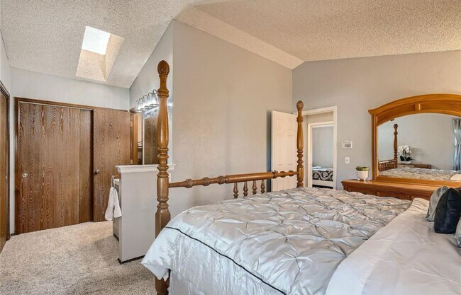 Building Photo - Incredible Tri-level home in Cherry Creek ...