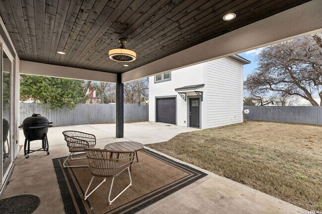 Building Photo - 303 Pendleton Ave