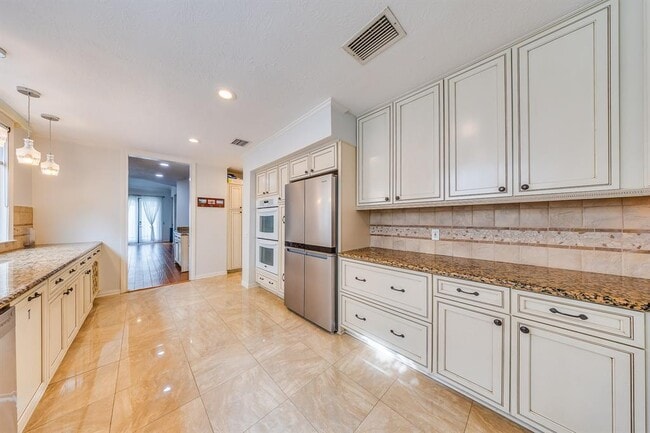Building Photo - 2819 Bering Dr