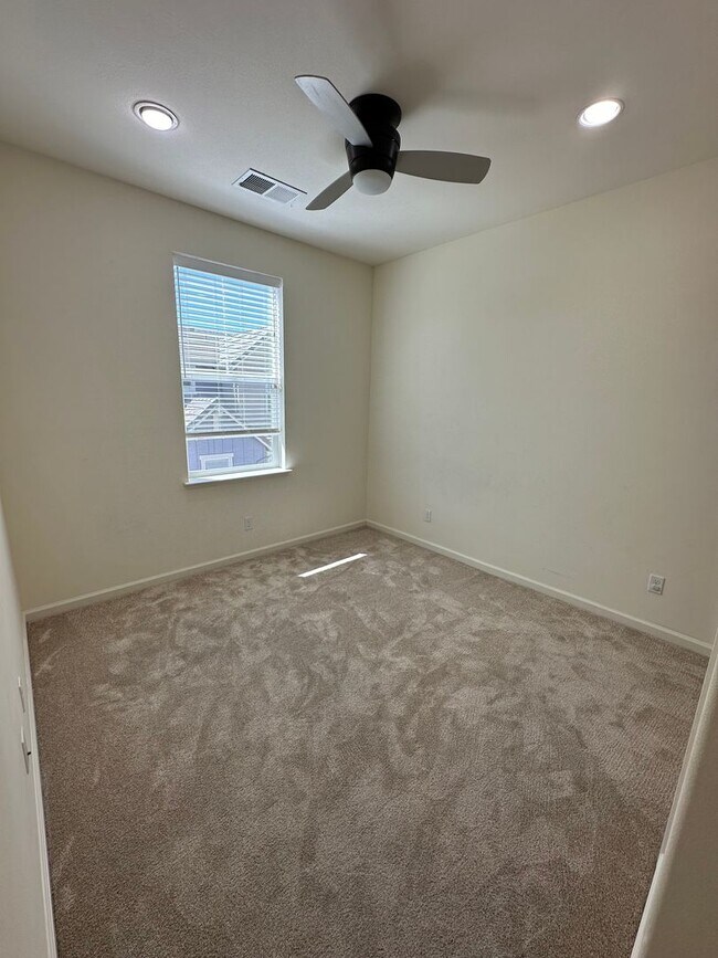 Building Photo - 2240 Carbondale Way