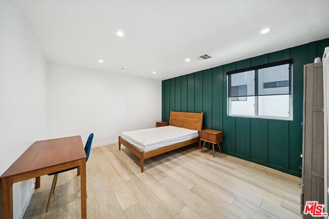 Building Photo - 835 N Harvard Blvd