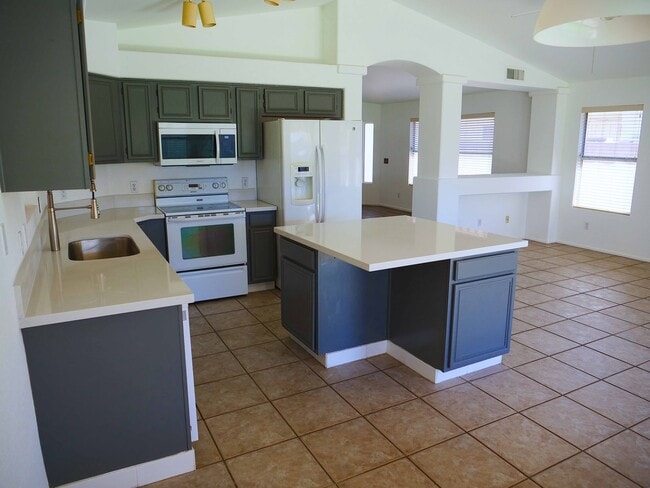 Building Photo - 3041 E Wahalla Ln