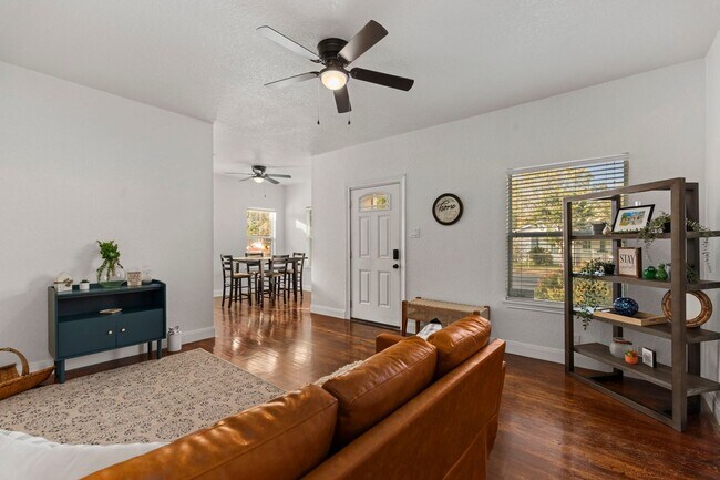 Building Photo - Beautifully Updated 3 bedroom, 2 bath!