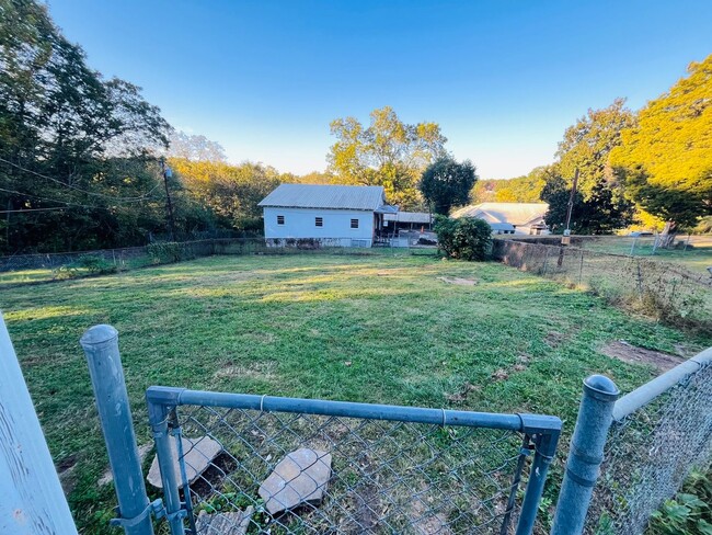 Building Photo - 1033 W 33rd St