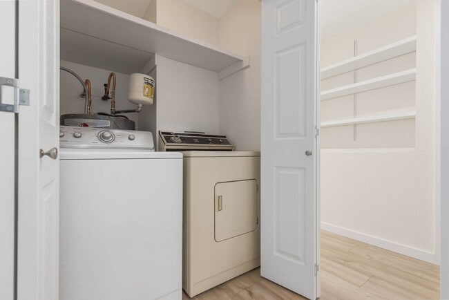 Building Photo - Newly updated 2 Bedroom 2 Bathroom Condo Near Downtown Kirkland- 1 free month!