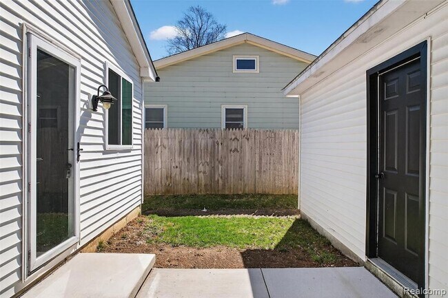 Building Photo - 4171 Mapleleaf Rd