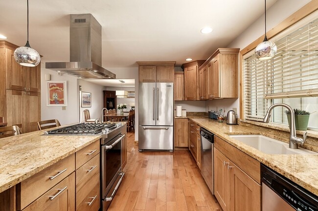 Building Photo - Large 4 bedroom home with Garage - ALL UTI...
