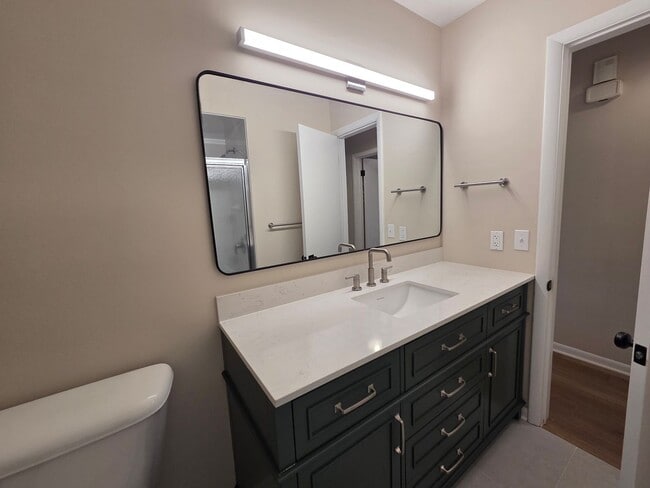 Building Photo - Beautiful 4 bedroom in Forest Hills