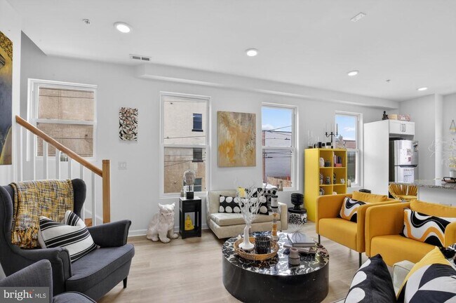 Building Photo - 2352 W Thompson St