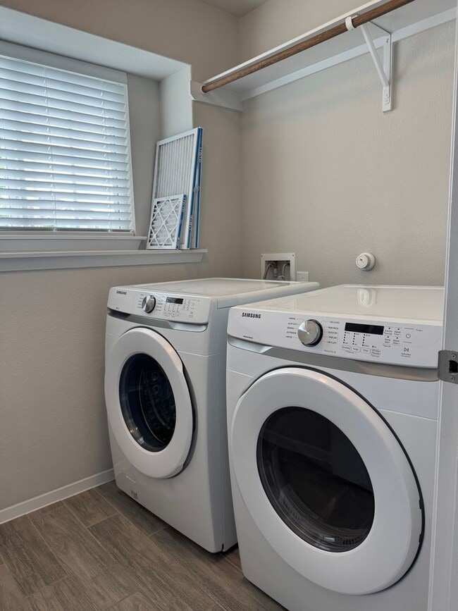 Building Photo - 2 BR/2BA | Single Family Home | 1-Car Garage Parking | Fenced backyard  In Austin!
