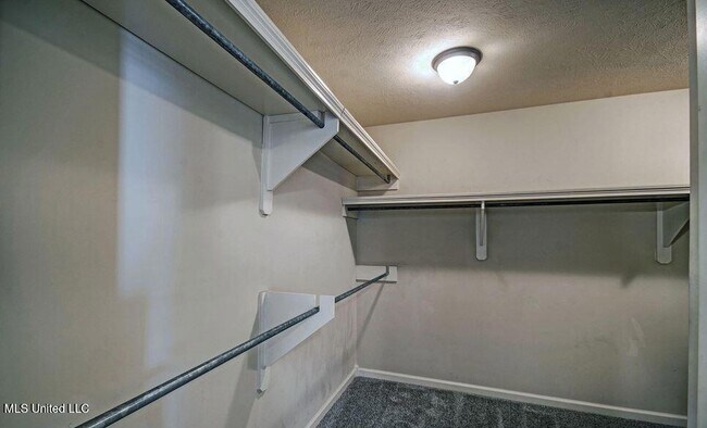 Building Photo - 121 Millhouse Drive