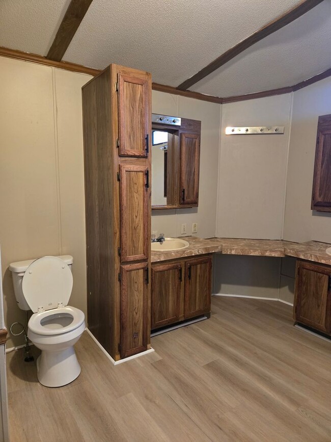 Building Photo - 3 bedroom, 2 bath Mobile Home in Yorktowne