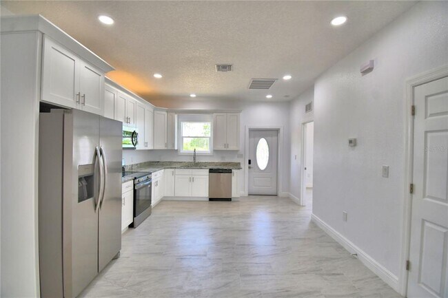 Building Photo - 7951 Sarasota Dr