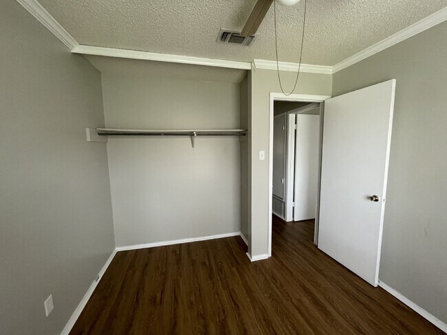 Building Photo - Gorgeous 3 bedroom, 2 bedroom with garage ...