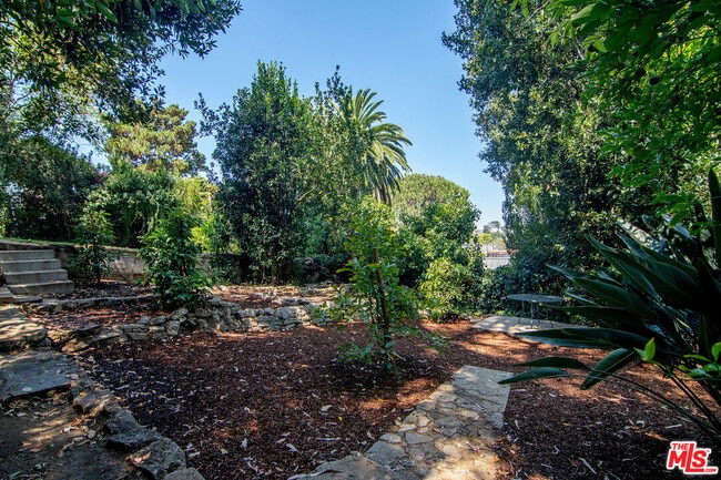 Building Photo - 3475 N Knoll Dr