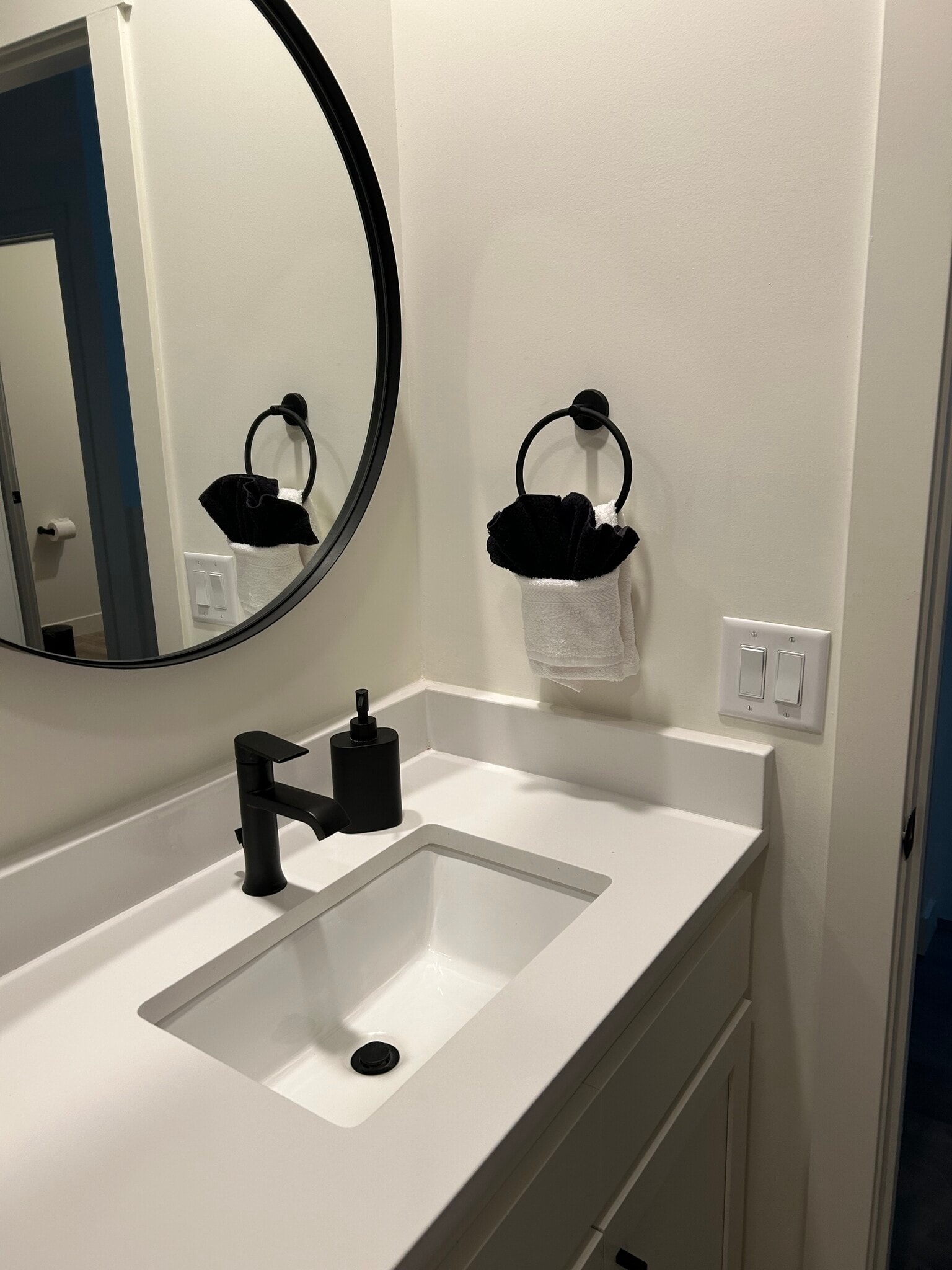 Building Photo - 18 Pine Dr