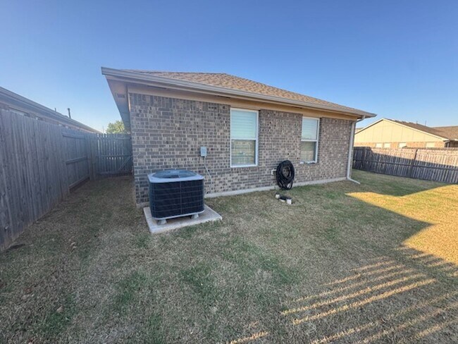 Building Photo - Storm shelter, All Appliances and security system with monitoring! 4 bed, 2 bath 2 car garage!