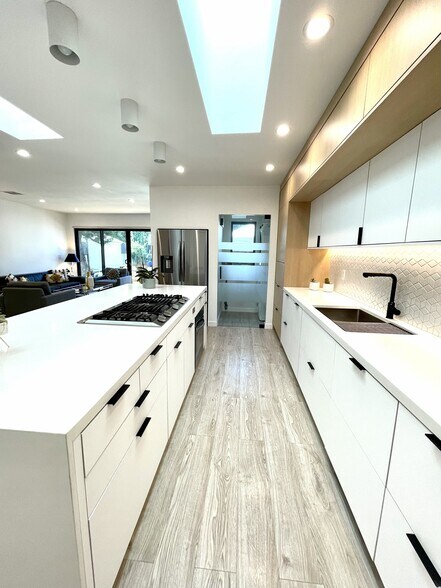 Building Photo - 6143 Carpenter Ave