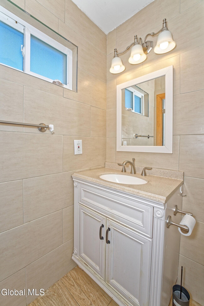 Building Photo - 5 Shamrock Cir