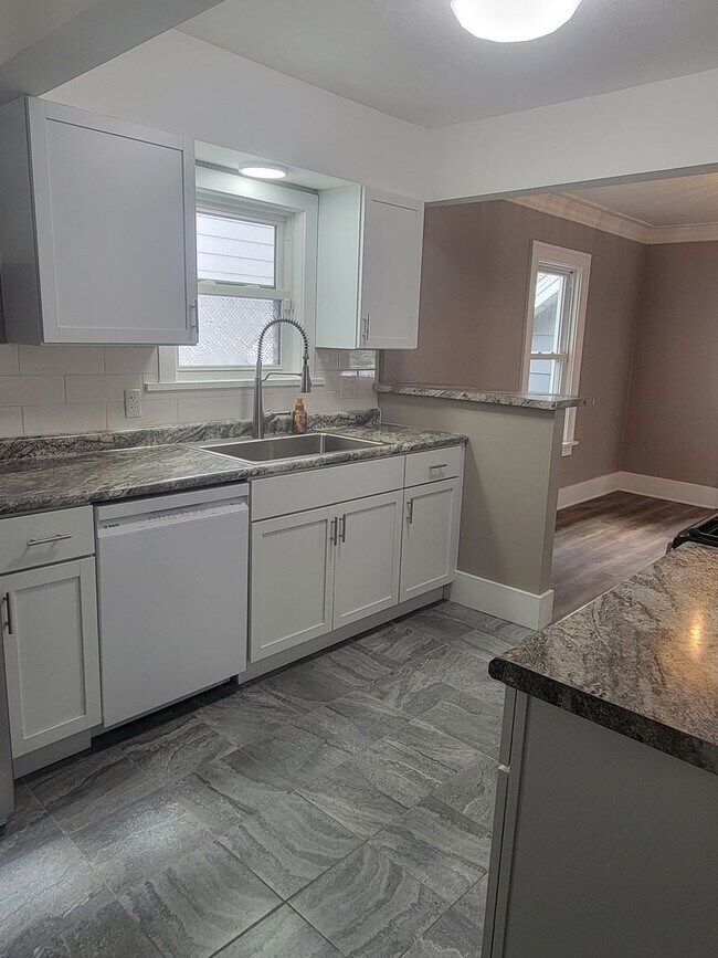 Building Photo - Modern Living 2/1 Newly Remodeled Peoria H...