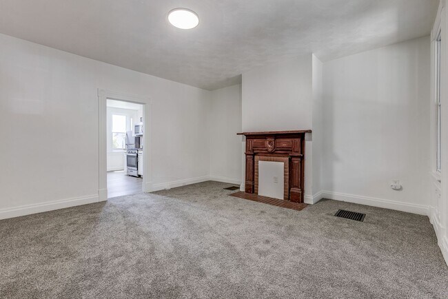 Building Photo - AVAILABLE NOW - Beautifully RENOVATED 3 Bedroom Home w/ TONS of Natural Light!