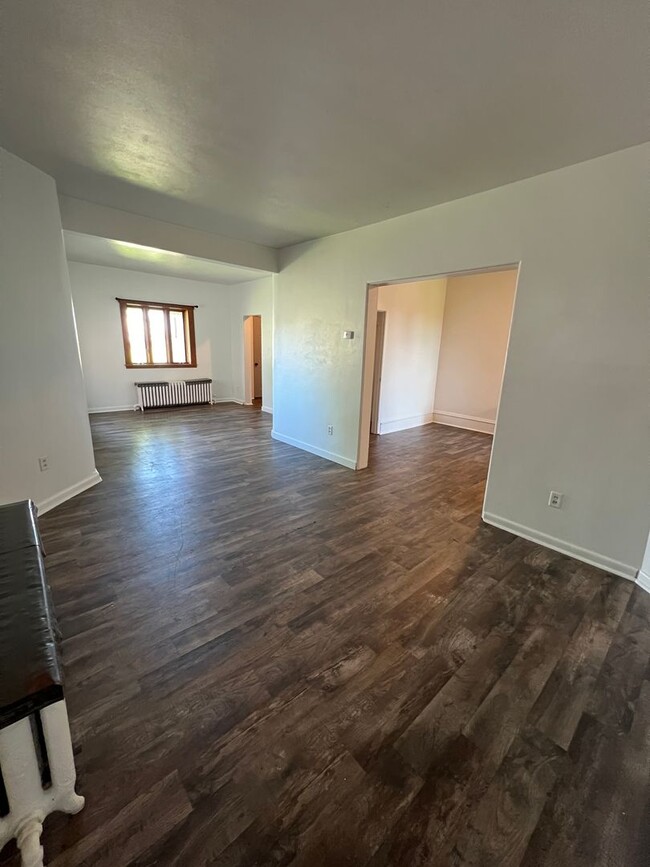 Building Photo - AVAILABLE JUNE - 4 Bed 2 Bath w/ Bonus Roo...