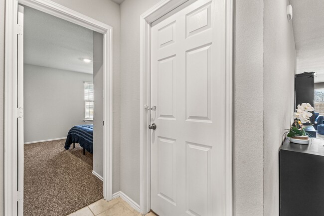 Building Photo - 4906 Karen Grn Dr