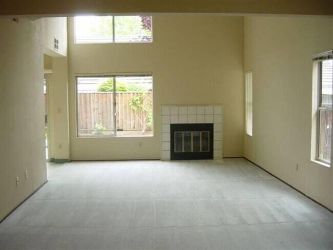 Building Photo - Large 4 bed/2.5 bath home with vaulted cei...