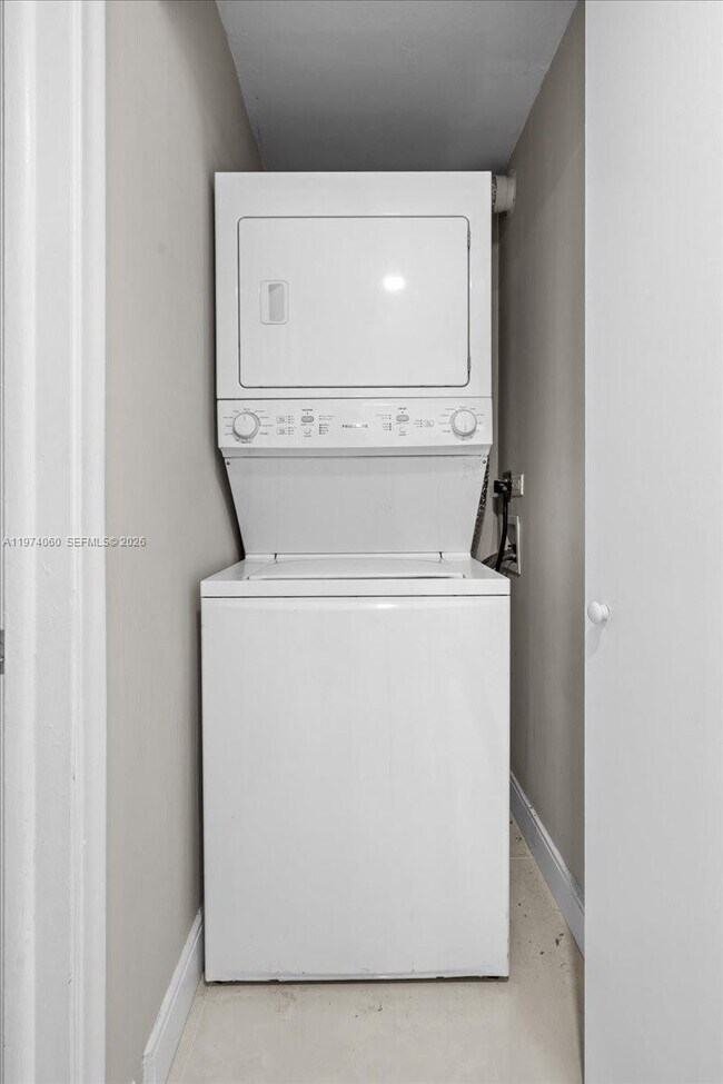 Building Photo - 811 S Hollybrook Dr