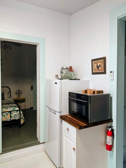 Building Photo - 448 Avenue A NE