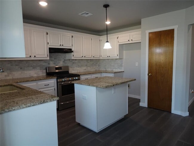 Building Photo - 8412 Pinewood Dr