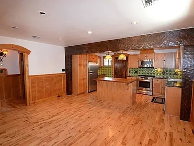 Building Photo - Your Dream Home Awaits! Available in June!