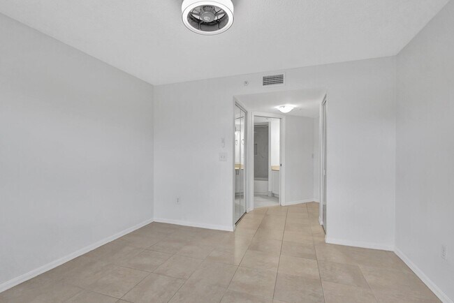 Building Photo - 400 Crestwood Ct N