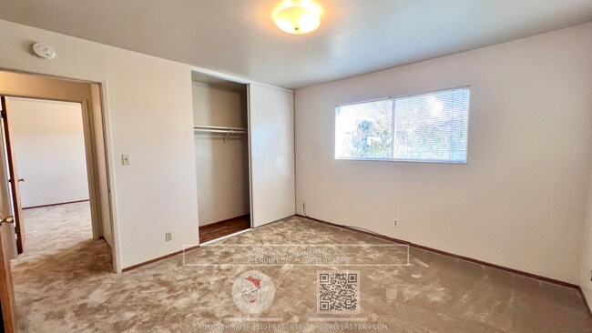 Building Photo - Spacious top floor 2 bedroom, walking dist...